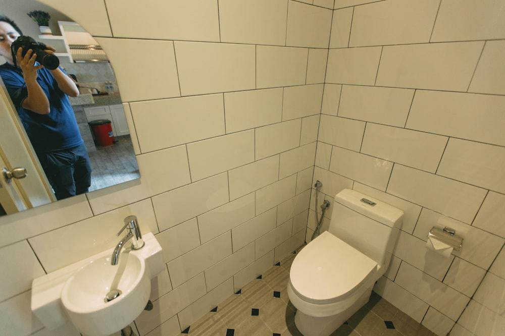 Tasik Villa International Resort Porto Dickson Exterior foto Bathroom with a bidet