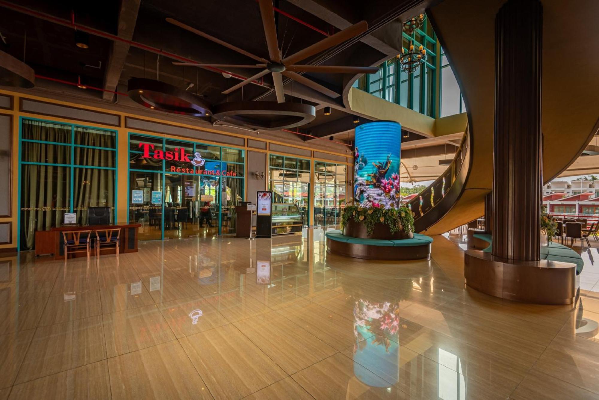 Tasik Villa International Resort Porto Dickson Exterior foto The interior of the mall