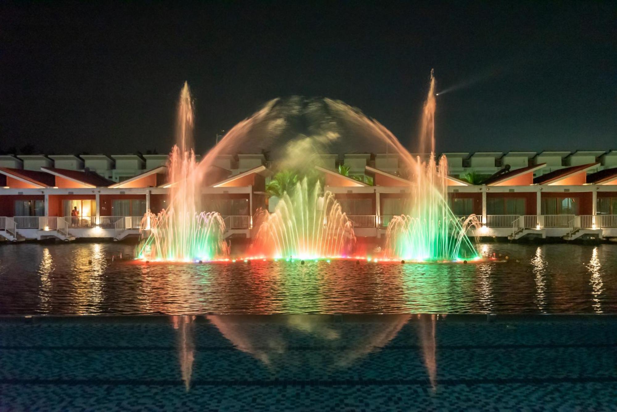 Tasik Villa International Resort Porto Dickson Exterior foto Fountains at the resort
