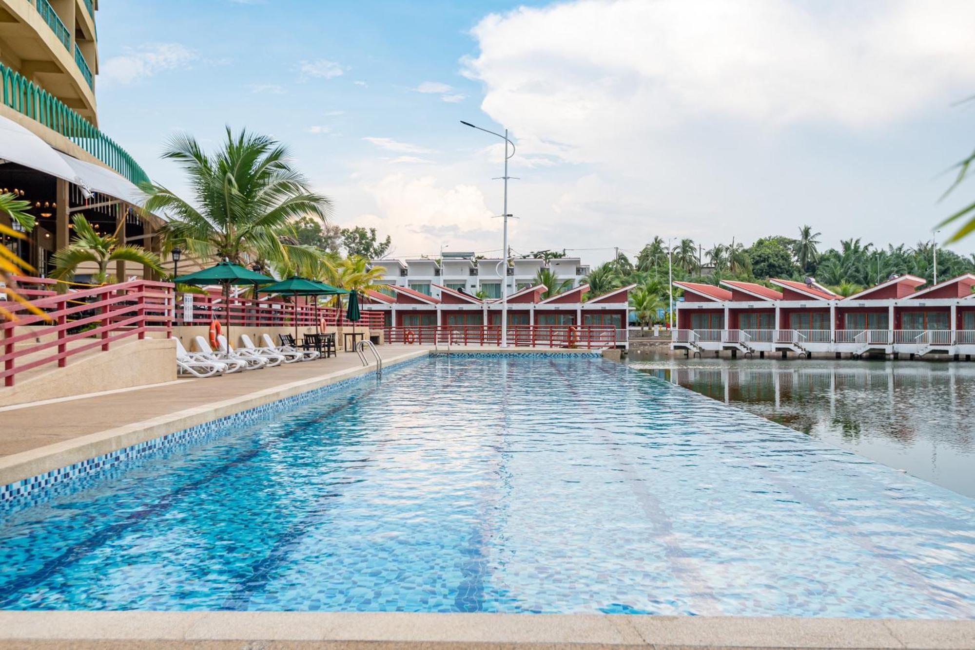 Tasik Villa International Resort Porto Dickson Exterior foto The pool at the resort