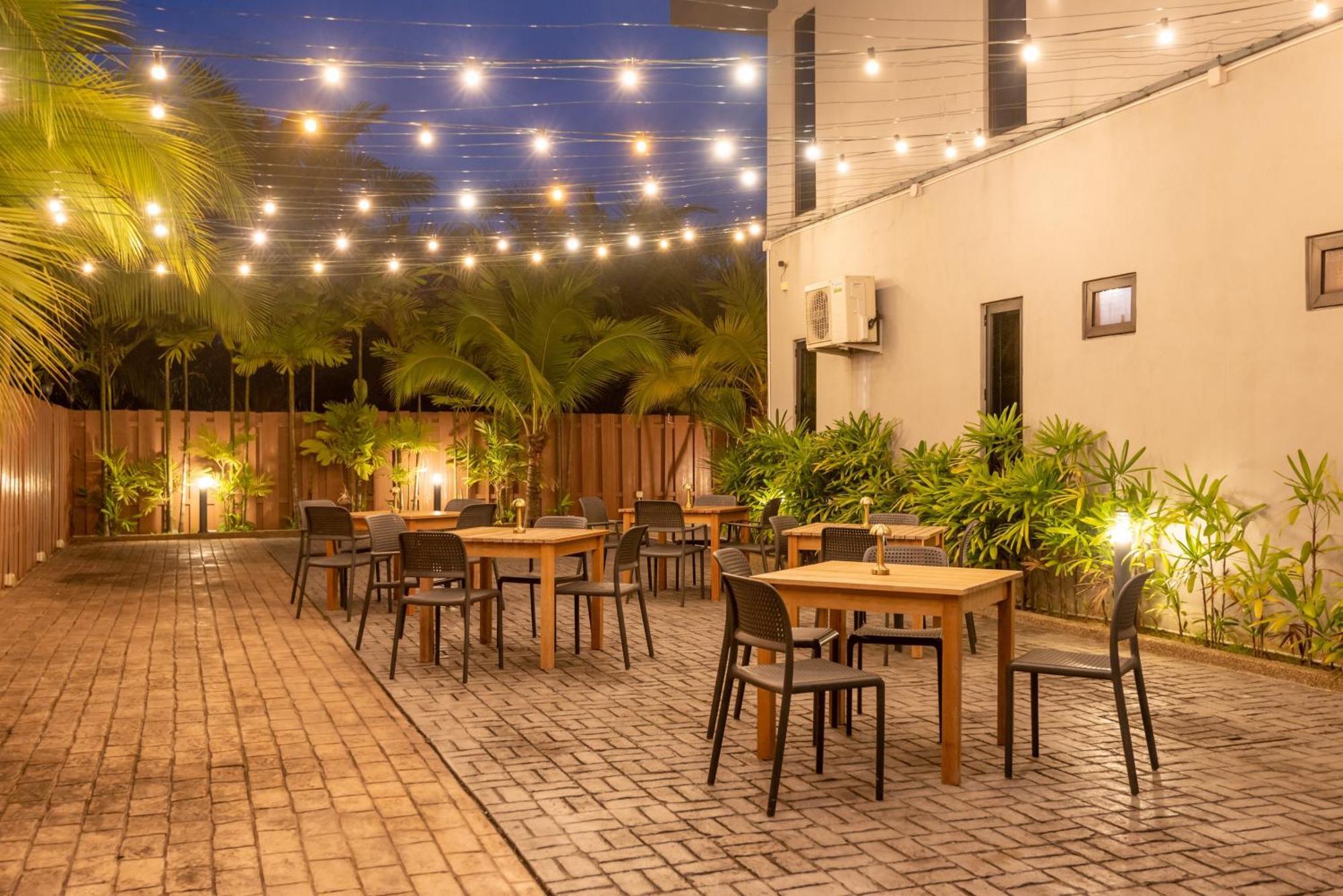 Tasik Villa International Resort Porto Dickson Exterior foto The patio at the hotel