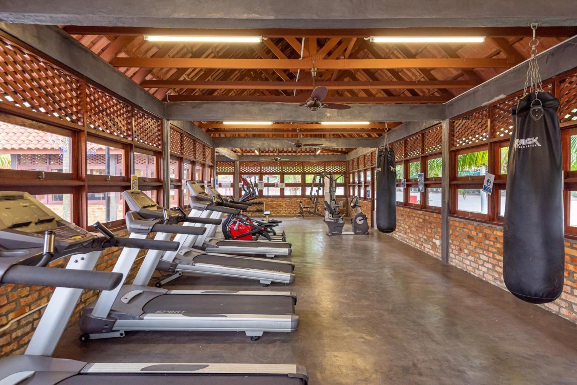 Tasik Villa International Resort Porto Dickson Exterior foto The gym at the resort