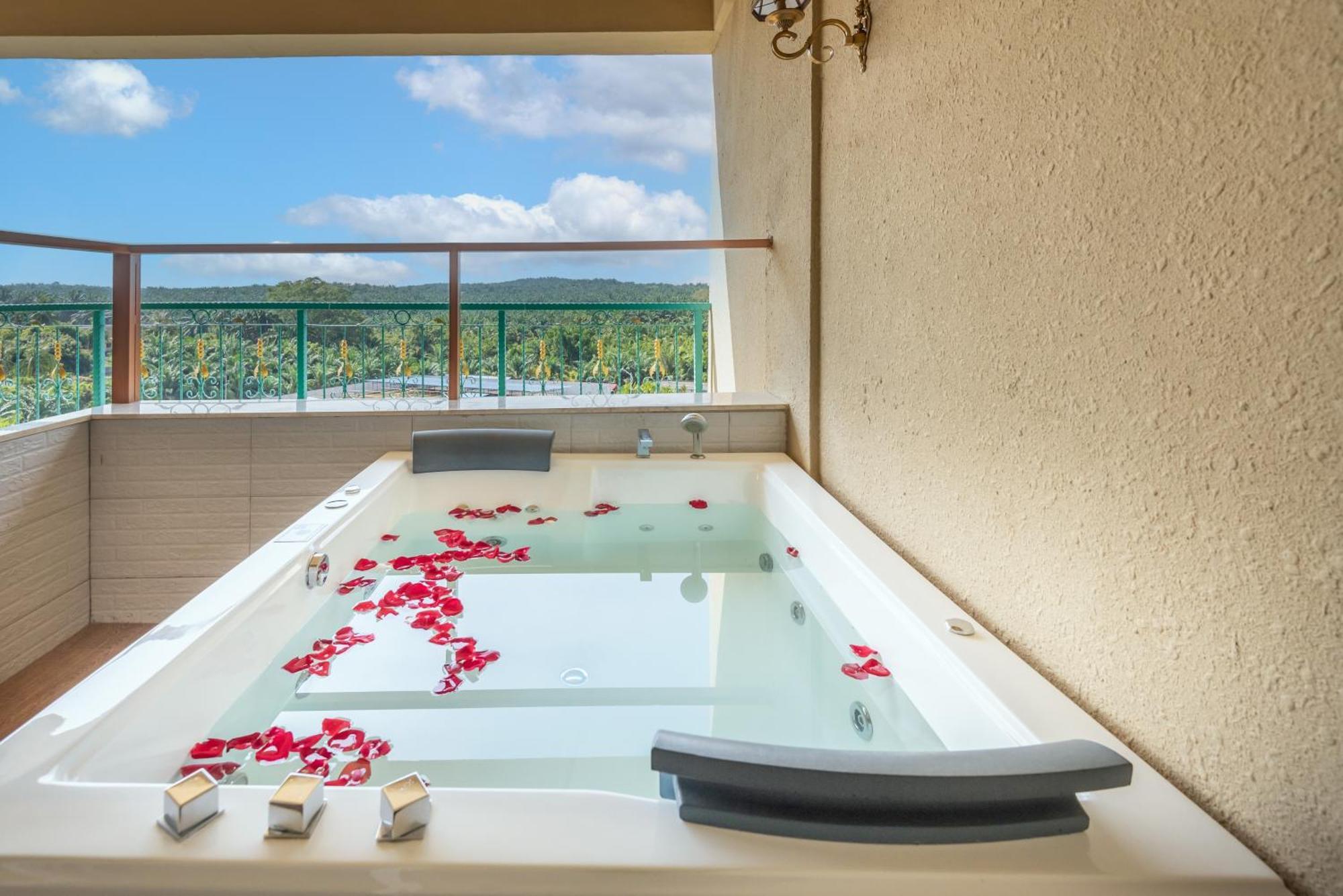 Tasik Villa International Resort Porto Dickson Exterior foto A whirlpool bath