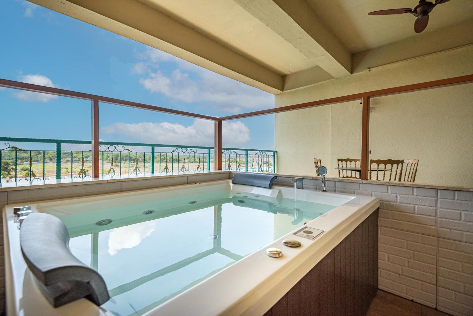 Tasik Villa International Resort Porto Dickson Exterior foto A hot tub