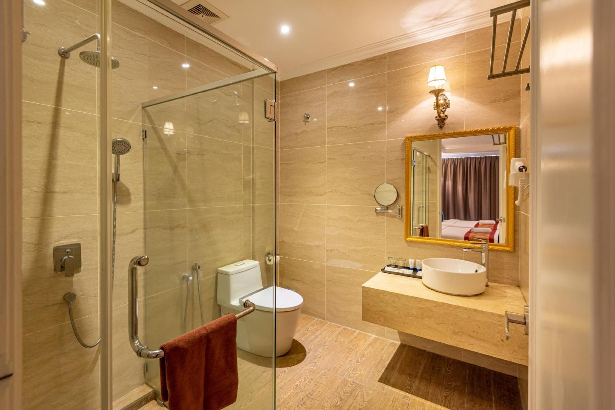 Tasik Villa International Resort Porto Dickson Exterior foto A bathroom in a hotel