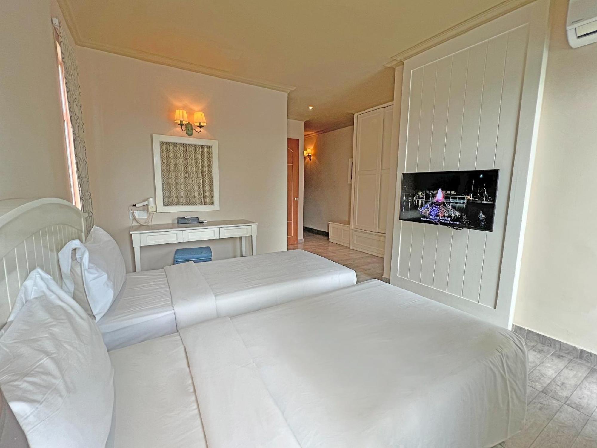 Tasik Villa International Resort Porto Dickson Exterior foto A room at the hotel