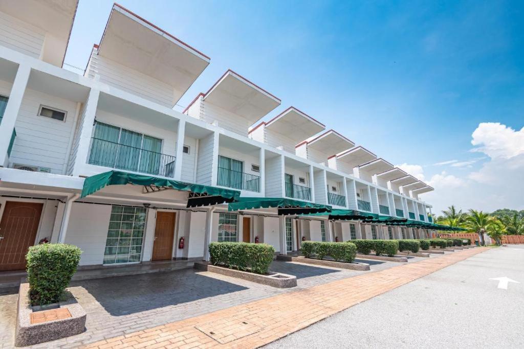 Tasik Villa International Resort Porto Dickson Exterior foto The residence hall