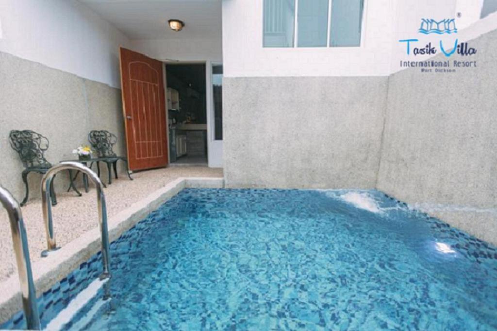 Tasik Villa International Resort Porto Dickson Exterior foto Private pool at the hotel