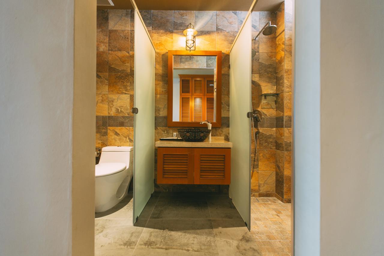 Tasik Villa International Resort Porto Dickson Exterior foto Bathroom in a hotel